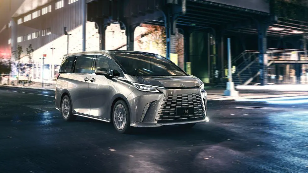 Lexus LM Hybrid 2026